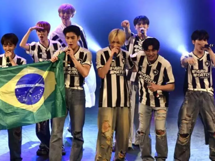 Banda de K-pop sul-coreana, a NTX, se apresentou em Niterói vestindo a camisa do Botafogo (Reprodução)