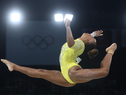 Rebeca Andrade e Simone Biles ficam fora do pódio da trave em Paris