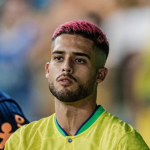 CBF “recomenda” que jogador da Seleção Brasileira troque cor de cabelo: “Rosa é meio vacilão”