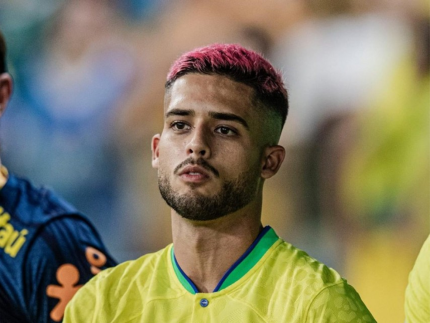 CBF “recomenda” que jogador da Seleção Brasileira troque cor de cabelo: “Rosa é meio vacilão”