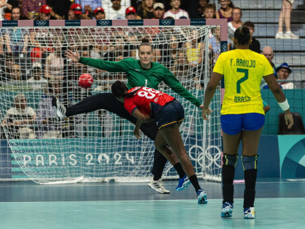 Gabi Moreschi, goleira da seleção de handebol feminino, foi destaque na vitória sobre a Espanha (Bruno Ruas/CBHb)