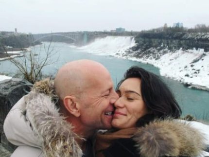 Mulher de Bruce Willis revela que ator não consegue mais falar por demência