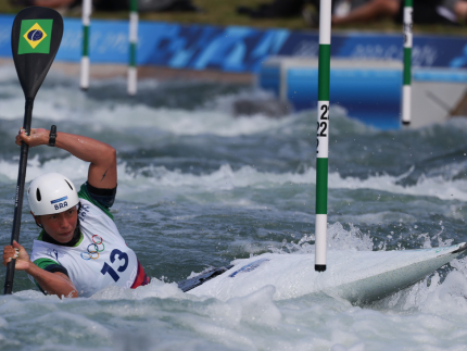 Ana Satila em disputa na canoagem slalom, em Paris-2024 (Luiza Moraes/COB)