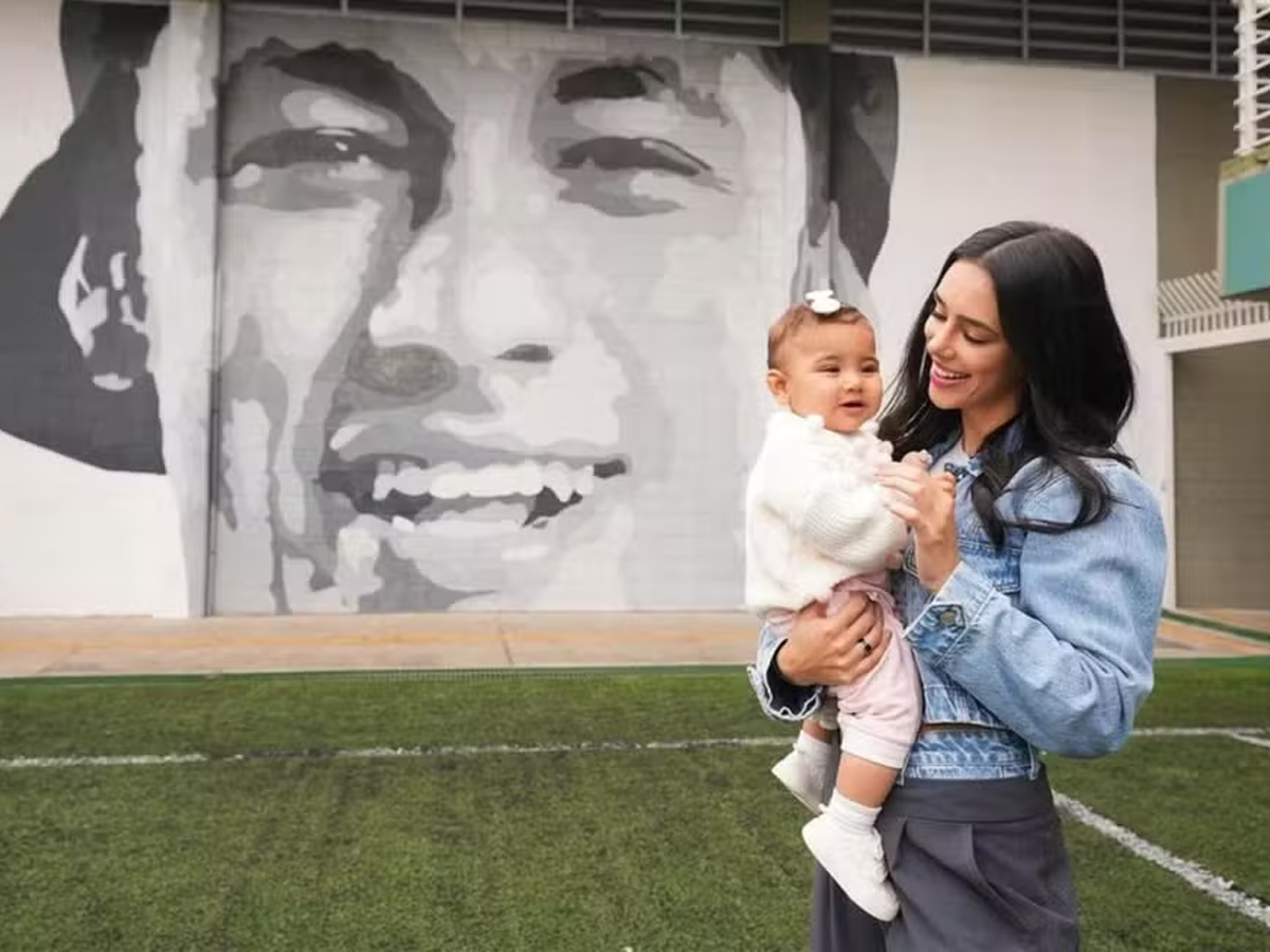 Bruna Biancardi foi junto a filha visitar o Instituto Neymar (Divulgação)