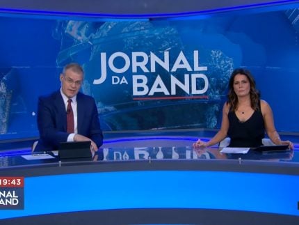 Adriana Araújo passou mal durante apreentação do Jornal da Band e precisou ser substituída às pressas (Reprodução: Band)