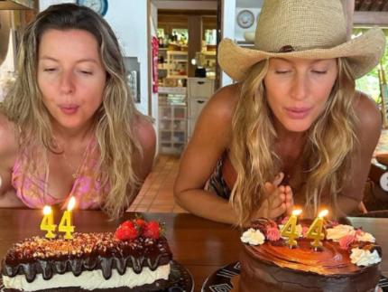 Gisele Bündchen comemora aniversário com bolinho simples ao lado da irmã gêmea