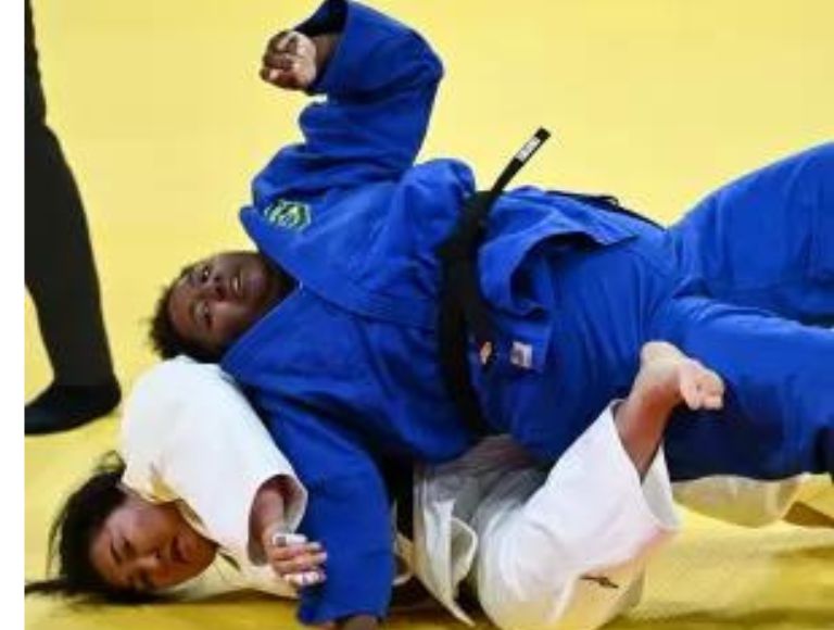 Bia superou Kamila Berlikash com um waza-ari no Golden Score (Reuters/Divulgação)