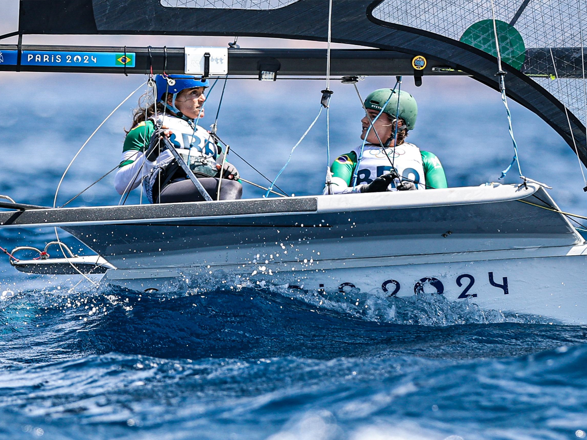 Marine Grahel e Kahena Kunze em disputa na vela em Paris-2024 (Wander Roberto/COB)