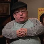 Morre Ed Gale, ator que interpreta Chucky em “Brinquedo Assassino”, aos 61 anos