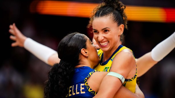 Mundial feminino de Vôlei: Brasil vence a França e vai encarar a Itália na semifinal