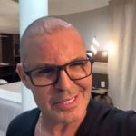 Após procedimento, Eduardo Costa aparece careca em show