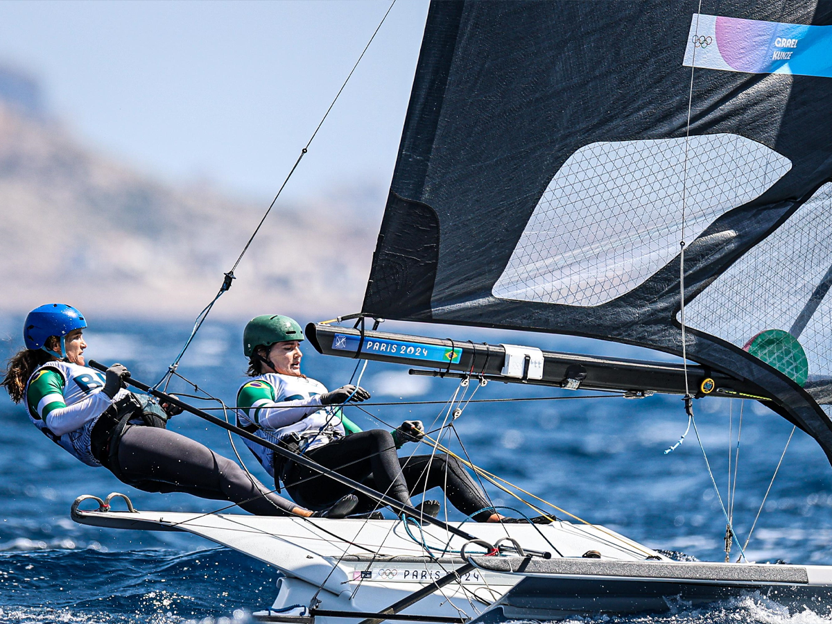 Marine Grahel e Kahena Kunze em disputa na vela em Paris-2024 (Wander Roberto/COB)