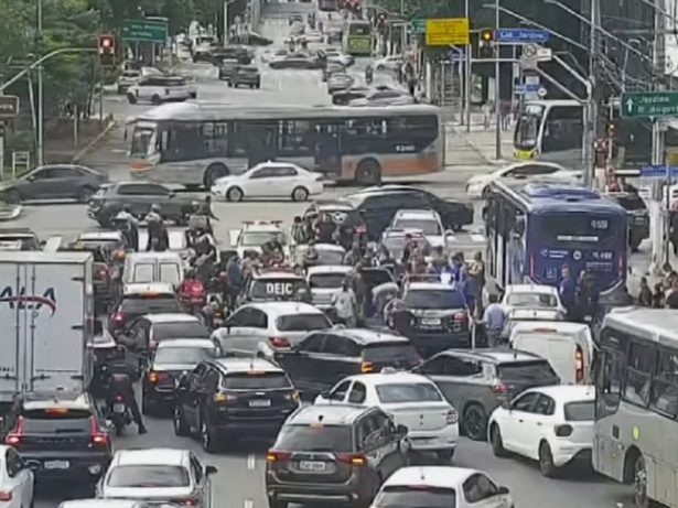 Criminosos invadem mansão no Morumbi e tiroteio é registrado na avenida Faria Lima, zona oeste de SP