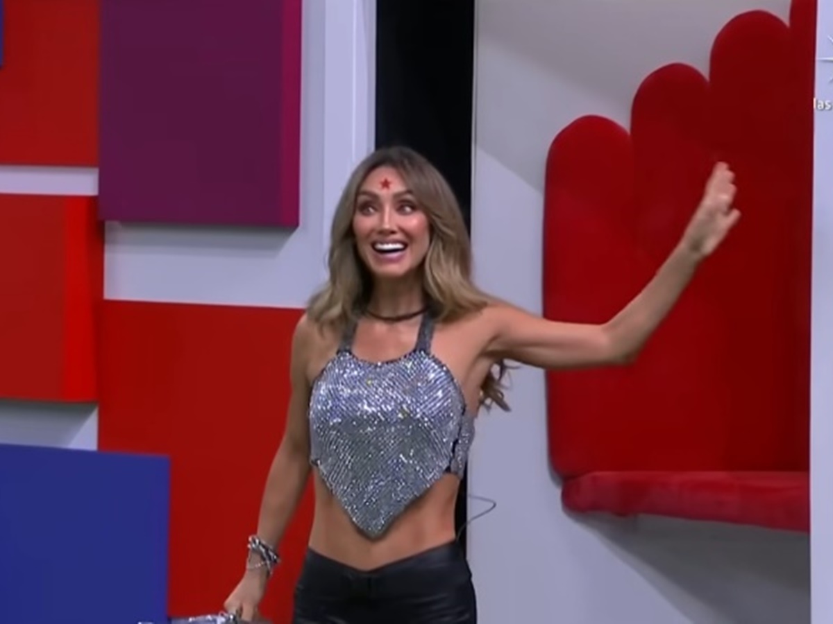 Anahí é colocada dentro do Big Brother do México com participantes congelados (Reprodução: Las Estrellas)