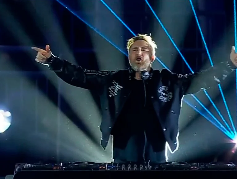 Ele voltou! David Guetta faz show esplendoroso em final do Mundial de Clubes