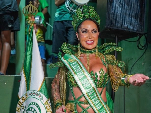 Elisa Sanches é coroada rainha de bateria da Império da Tijuca
