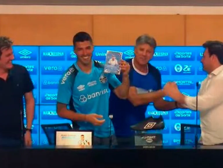 Em despedida de Suárez, Renato Gaúcho entrega DVD dos seus gols: “Para as férias”