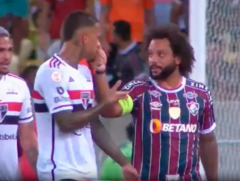 Em jogo festivo, jogadores de Fluminense e São Paulo trocam tapas no Maracanã