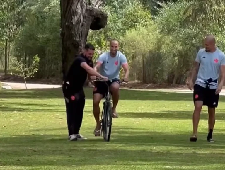Tentando não cair! Jogador do Vasco aproveita pré-temporada para aprender a andar de bicicleta