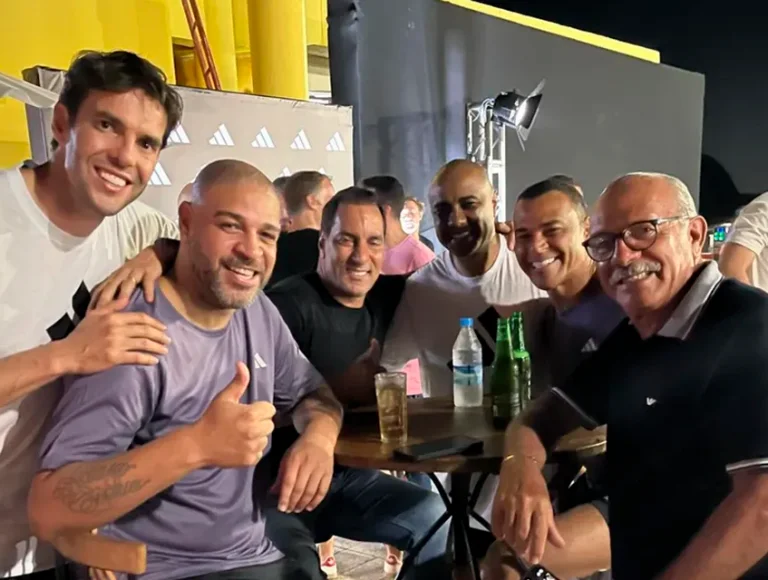 Adriano Imperador reúne Kaká, Cafu, Edmundo e Maestro Júnior em roda de samba