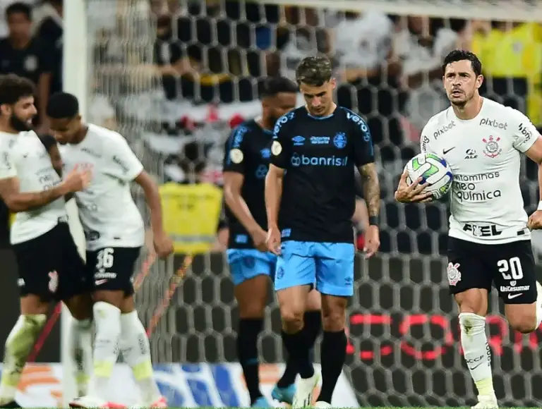 Erros, sapatada e gols: Jogo maluco entre Corinthians e Grêmio rendeu
