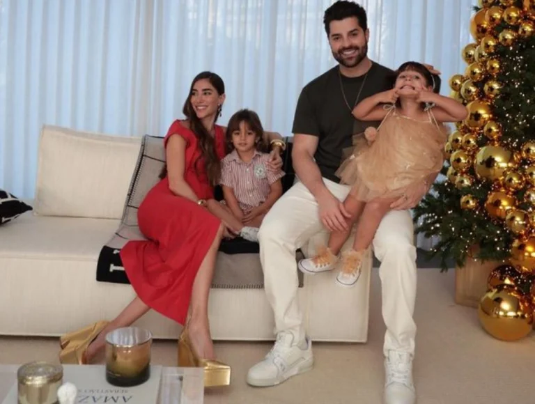Alok e Romana posam com filhos e cachorro em fotos natalinas
