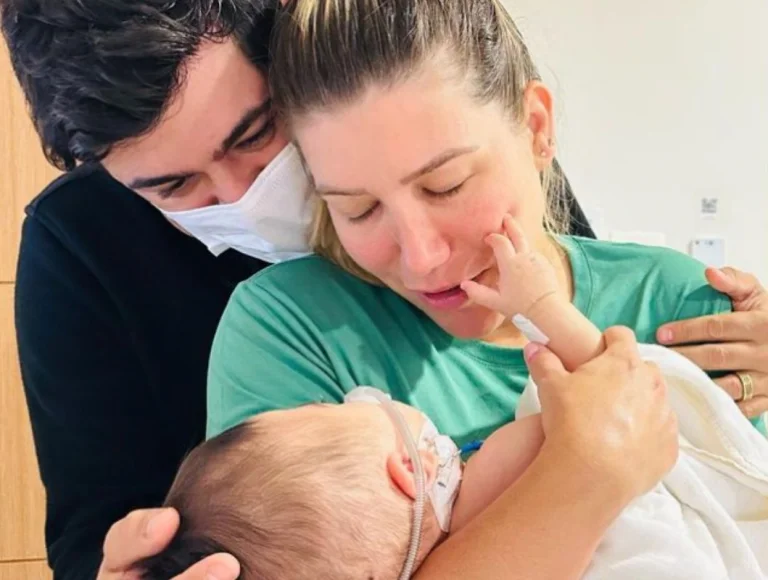 Esposa de Cristiano reaparece nas redes e agradece por sucesso da cirurgia do filho
