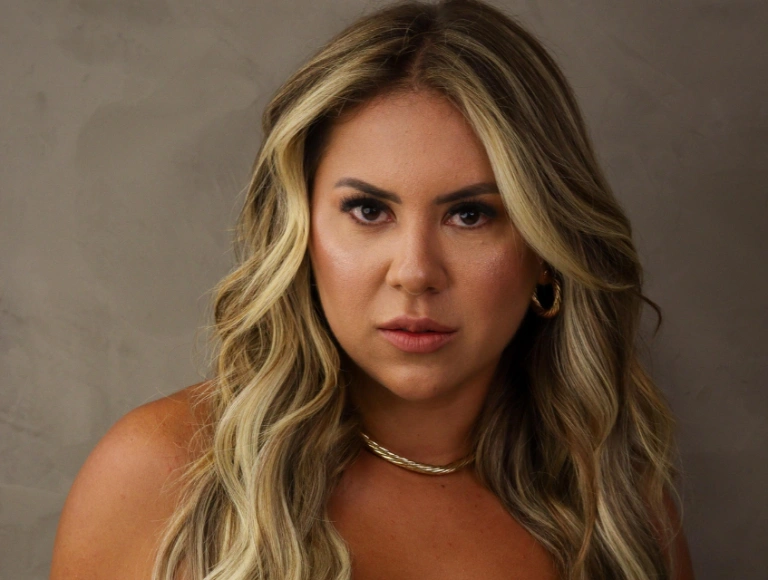 Esposa de Zé Neto, Natália Toscano, surpreede ao surgir com novo visual