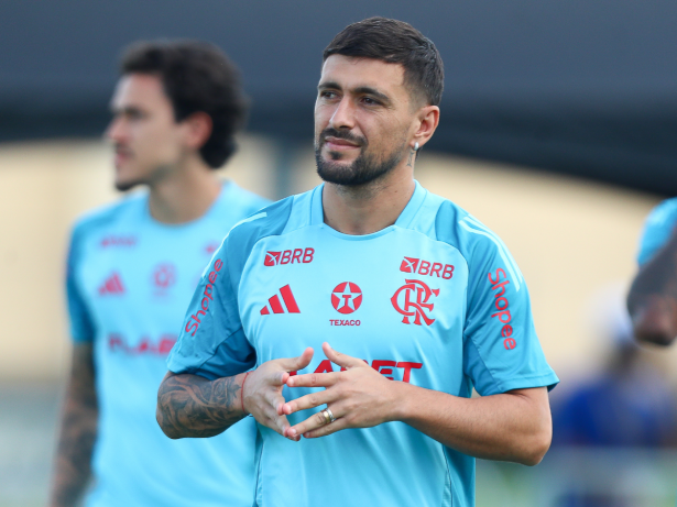 Arrascaeta e Varela retornam ao Flamengo antes do fim da Data Fifa com Uruguai