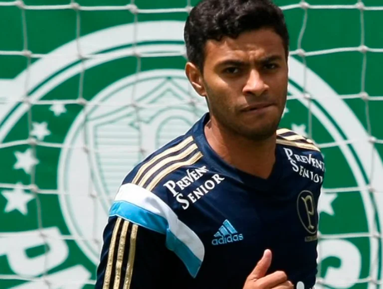 Ex-jogador do Palmeiras paga pensão e é solto após passar noite na cadeia