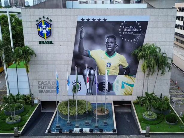 Eleito melhor do mundo, Vini Jr. é homenageado na fachada de sede da CBF