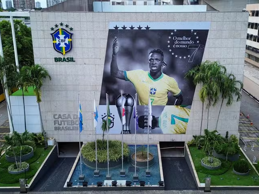 Vinícius Júnior foi homenageado pela CBF após ser escolhido o melhor do mundo pela FIFA (Joilson Marconne/CBF)