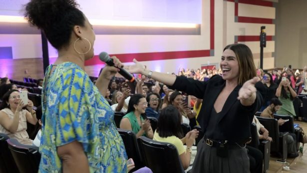 Mulher surpreende Giovanna Antonelli com performance de Alcione em evento
