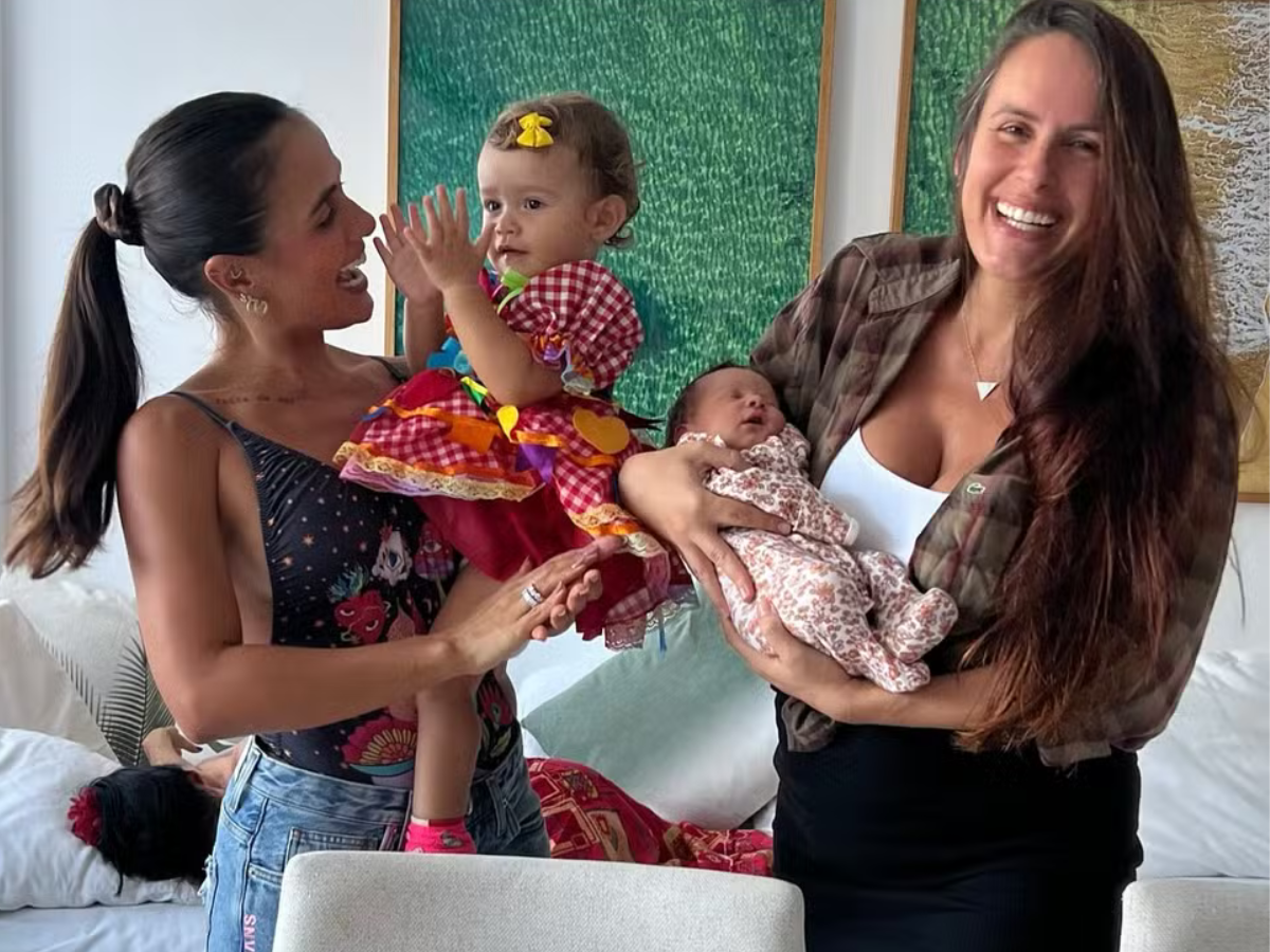 Carol Peixinho com suas duas sobrinhas e a irmã, Clara Peixinho (Instagram)