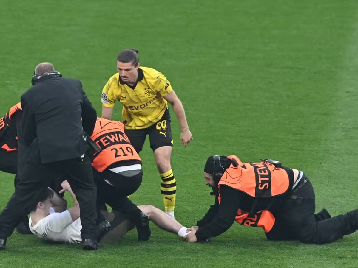 Torcedores invadiram o campo na final da Champions League. após promessa de influencer russo Foto: Reprodução