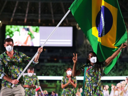 Time Brasil esteve representado por Bruninho (vôlei) e Ketleyn Quadros (judõ) como porta-bandeiras em Tóquio-2021 (Reprodução)