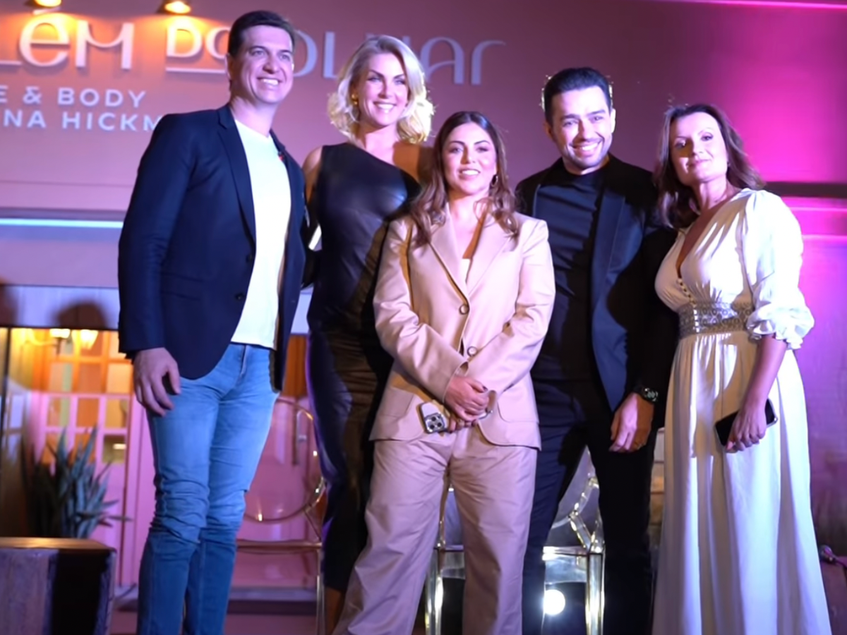 Ana Hickmann posa para foto com colaboradores e amigos. Foto: Reproduçao/Instagram. 