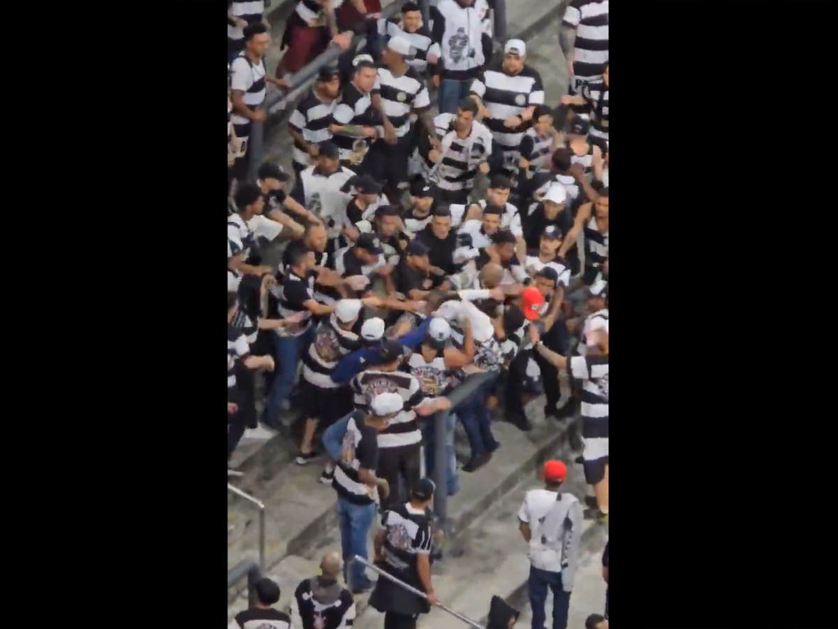 Torcedores de uma organizada do Corinthians brigaram entre si nas arquibancadas da Neo Química Arena (Reprodução)