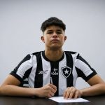 Goleiro Bruno tenta se aproximar do filho após menino assinar com Botafogo