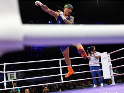 Bia Ferreira vence luta e garante medalha para o Brasil no boxe