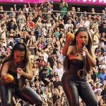 Simone Mendes ganha presente inusitado de fãs durante show no RS