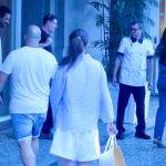 Após dias no Rio, Ivete Sangalo deixa hotel carioca acompanhada do namorado