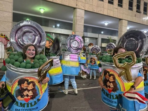 Nikolas move ação contra Acadêmicos de Niterói por retratar cristãos em latas de conserva