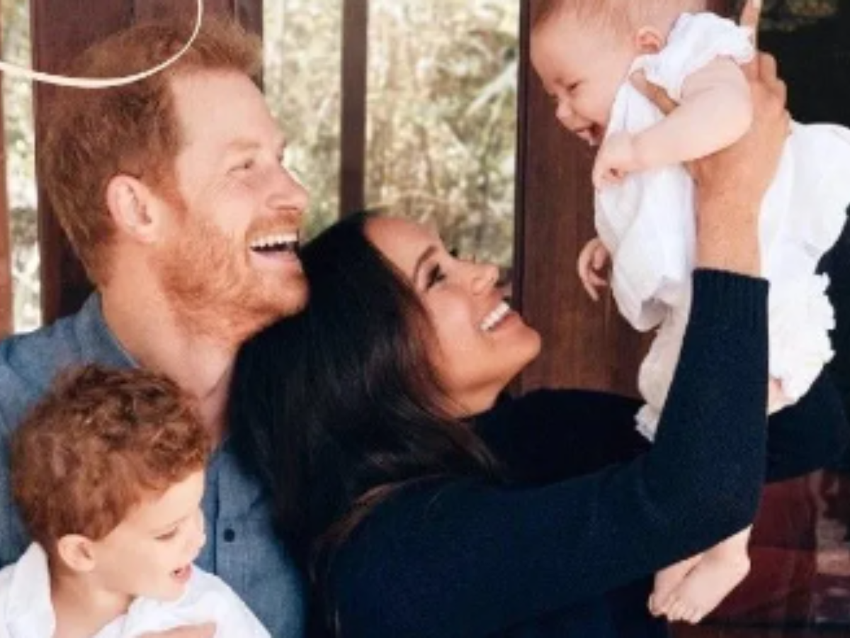 Príncipe Harry e Meghan Markle com os filhos Lilibet e Archie (Reprodução)