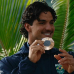 Medina celebra medalha olímpica e revela tratamento psicológico: “Mais forte”