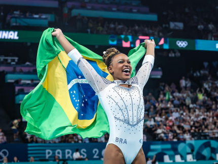 Rebeca Andrade consegue prata e se iguala a maiores medalhistas da história do Brasil