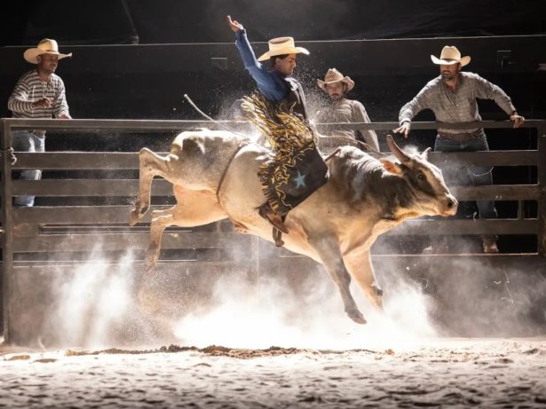 Felipe Simas mostra a trajetória do locutor Asa Branca no cinema  