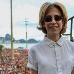 Fernanda Torres vai às ruas e cobra posicionamento do Congresso em manifestação no Rio