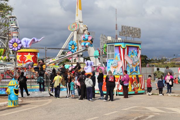 Festa julina distribui lanches e morangos do amor para população no interior de SP