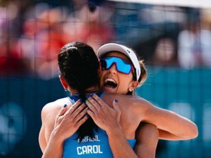 Carol e Bárbara vencem holandesas e vão às semifinais do vôlei de praia (Reprodução)